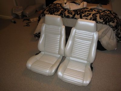 2010-12-22_-_1965_Mustang_Front_Seats_016.jpg